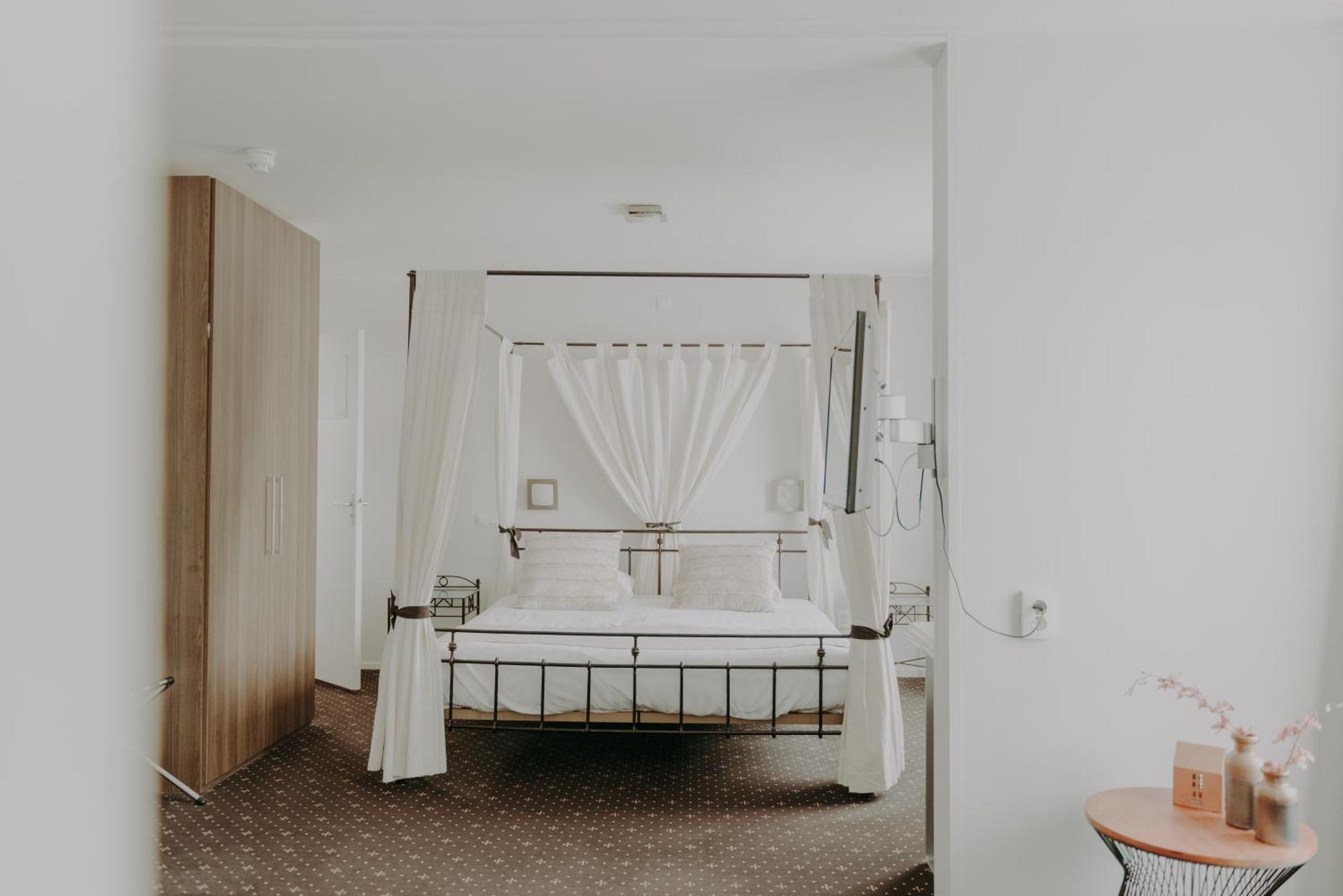 Bed and Breakfast Ouwe Schuure Слёйс Экстерьер фото